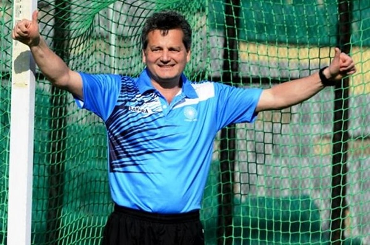 இந்திய ஹாக்கியில் பரபரப்பு: பயிற்சியாளர் பால் வான் ஆஸ் நீக்கம்!